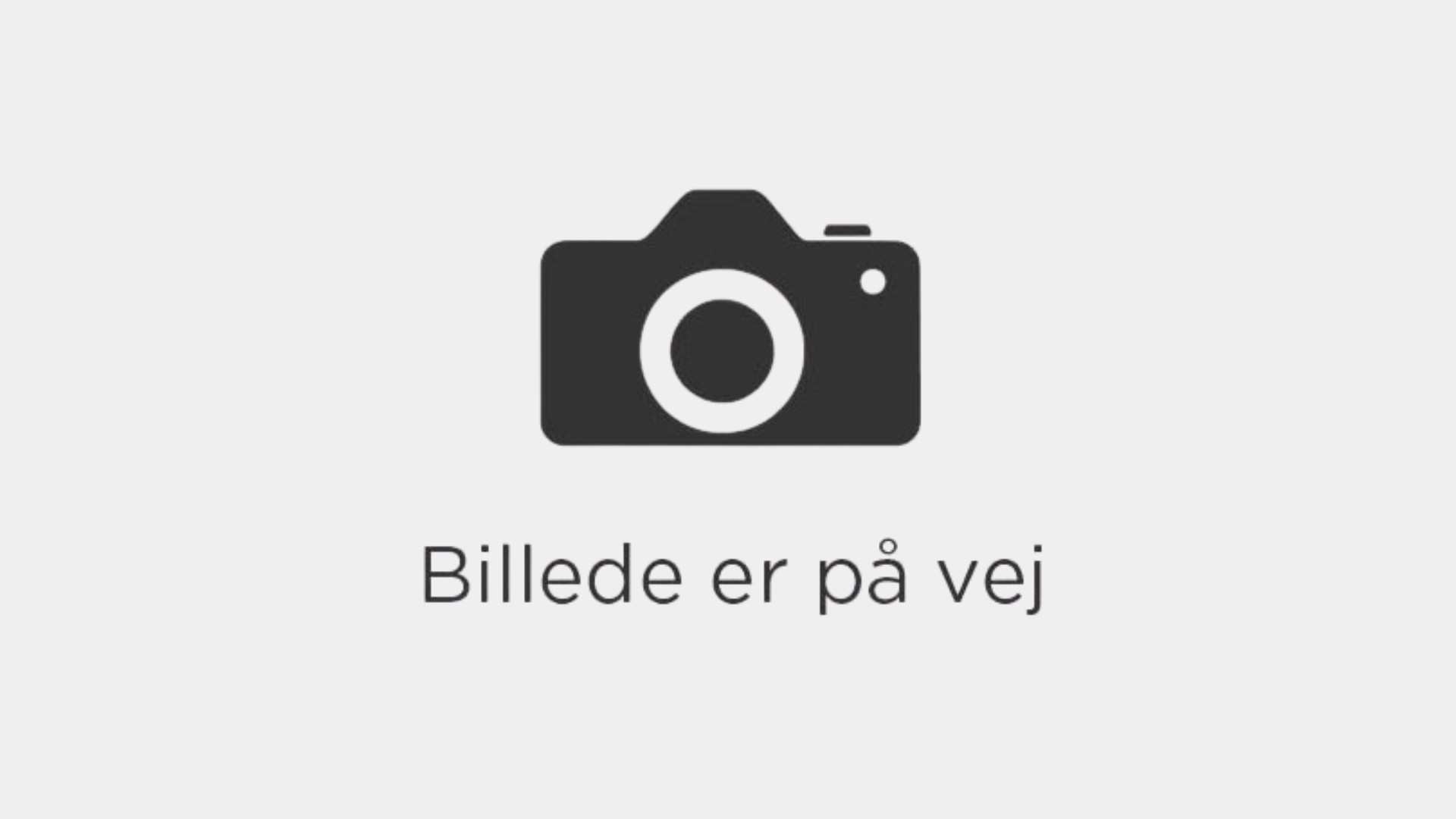 En kvinde sidder og beregner sin løn, når hun tjener 40.000 kr. før SKAT.